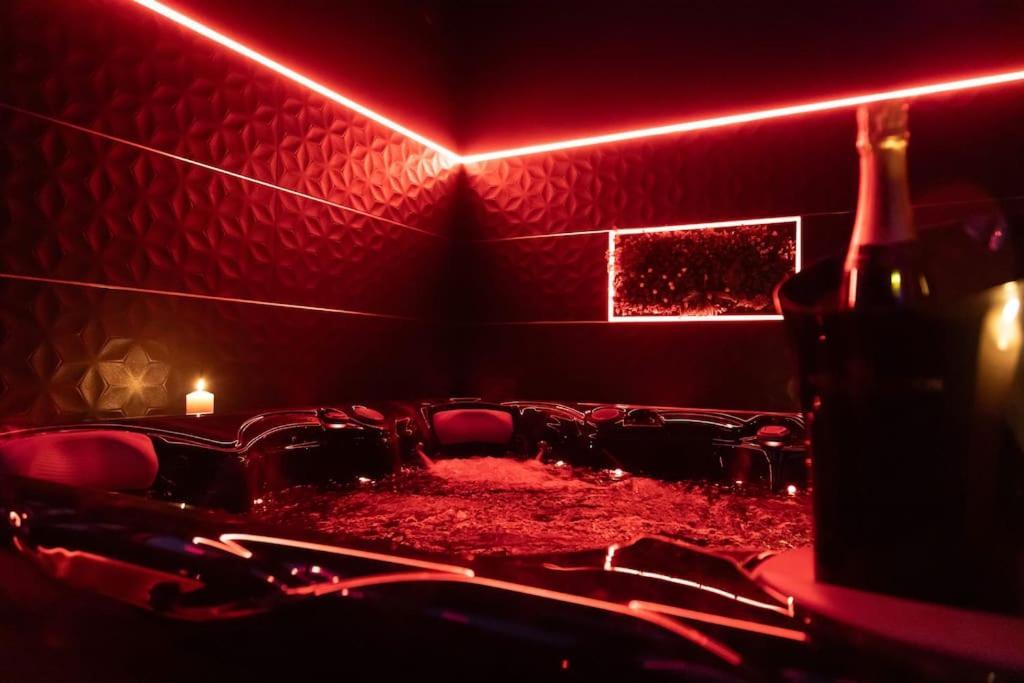 Loveroom O Diable Des Plaisirs Avec Jacuzzi Tourcoing Exterior photo