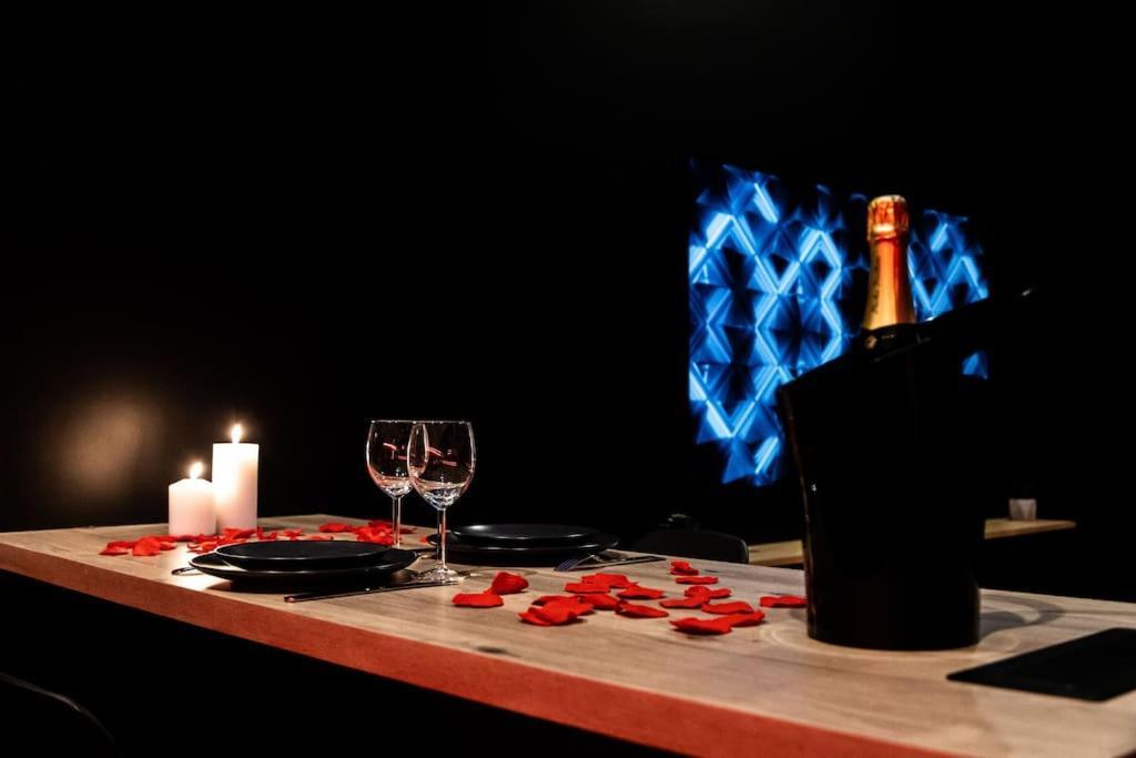 Loveroom O Diable Des Plaisirs Avec Jacuzzi Tourcoing Exterior photo