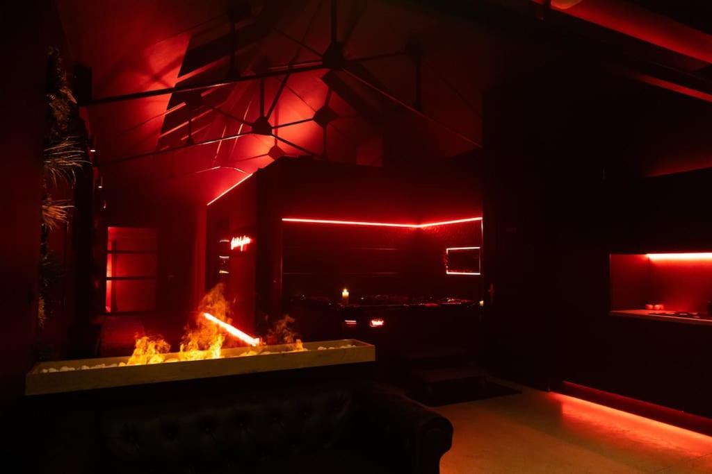 Loveroom O Diable Des Plaisirs Avec Jacuzzi Tourcoing Exterior photo
