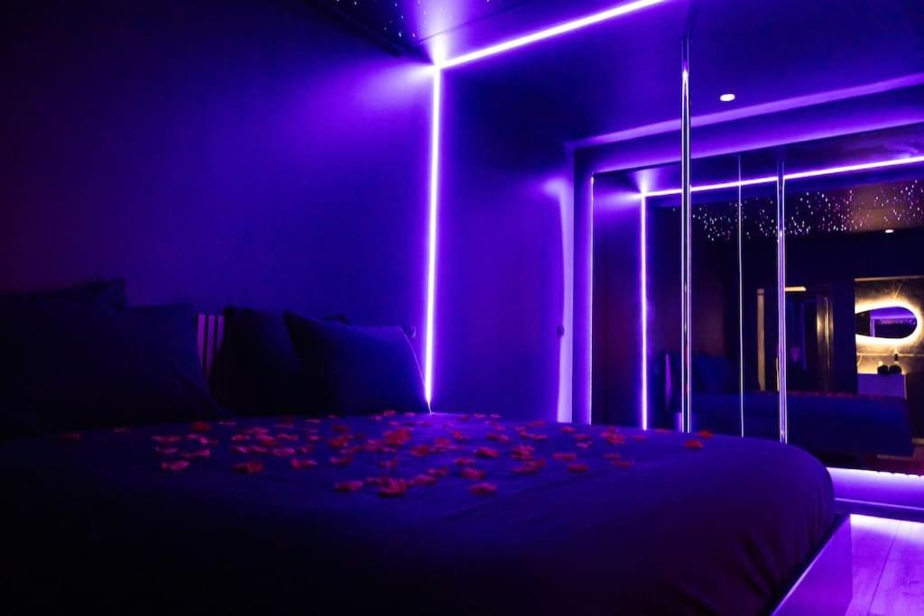 Loveroom O Diable Des Plaisirs Avec Jacuzzi Tourcoing Exterior photo