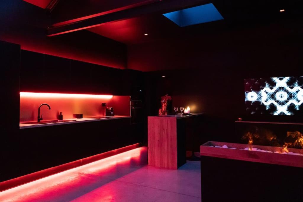 Loveroom O Diable Des Plaisirs Avec Jacuzzi Tourcoing Exterior photo