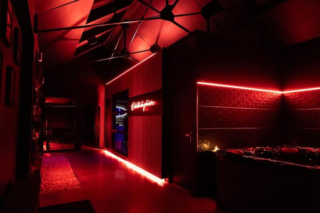 Loveroom O Diable Des Plaisirs Avec Jacuzzi Tourcoing Exterior photo